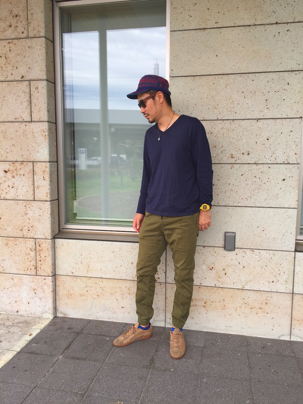 「秋のコーデ、シンプルコーデ、休日スタイル、ジョガーパンツ、スニーカー、キャップ、ロングTシャツ、カーキ、シンプル」｜「green label relaxingの◎GIZA VネックTシャツ L/S（Tシャツ/カットソー、ブルー系）」を使った、GOSSHIさん（メンズ・180cm）の秋コーディネートの1枚目の写真