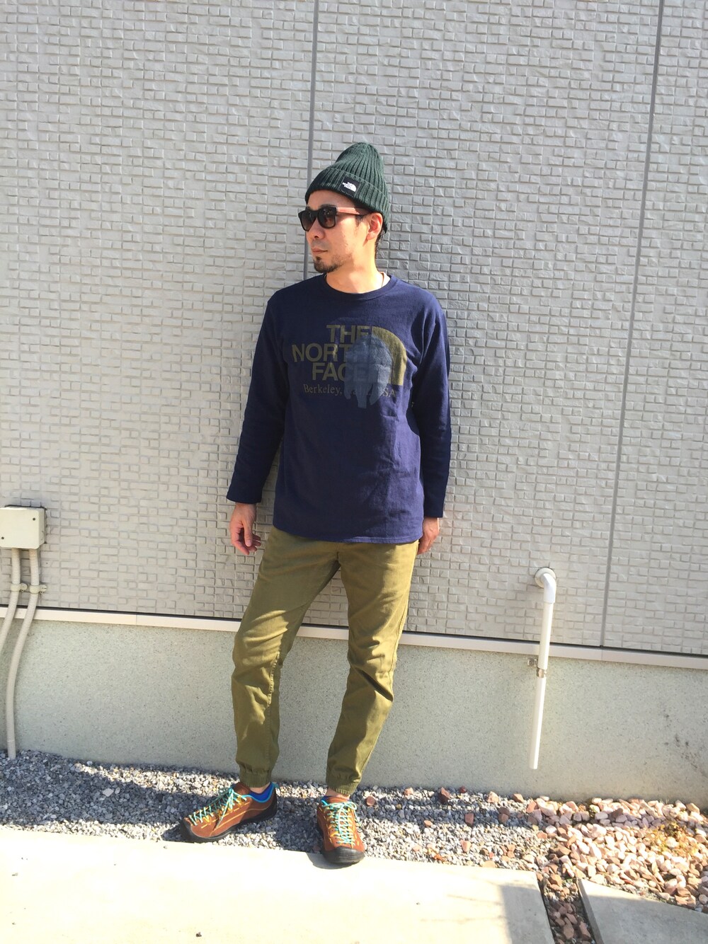 「THE NORTH FACE、オトナカジュアル、ジョガーパンツ、スニーカー、ニット帽、カジュアル、シンプル、ロングTシャツ、秋のコーデ」｜「THE NORTH FACE PURPLE LABELのアイテム（Tシャツ/カットソー、ブルー系）」を使った、GOSSHIさん（メンズ・180cm）の秋コーディネートの1枚目の写真