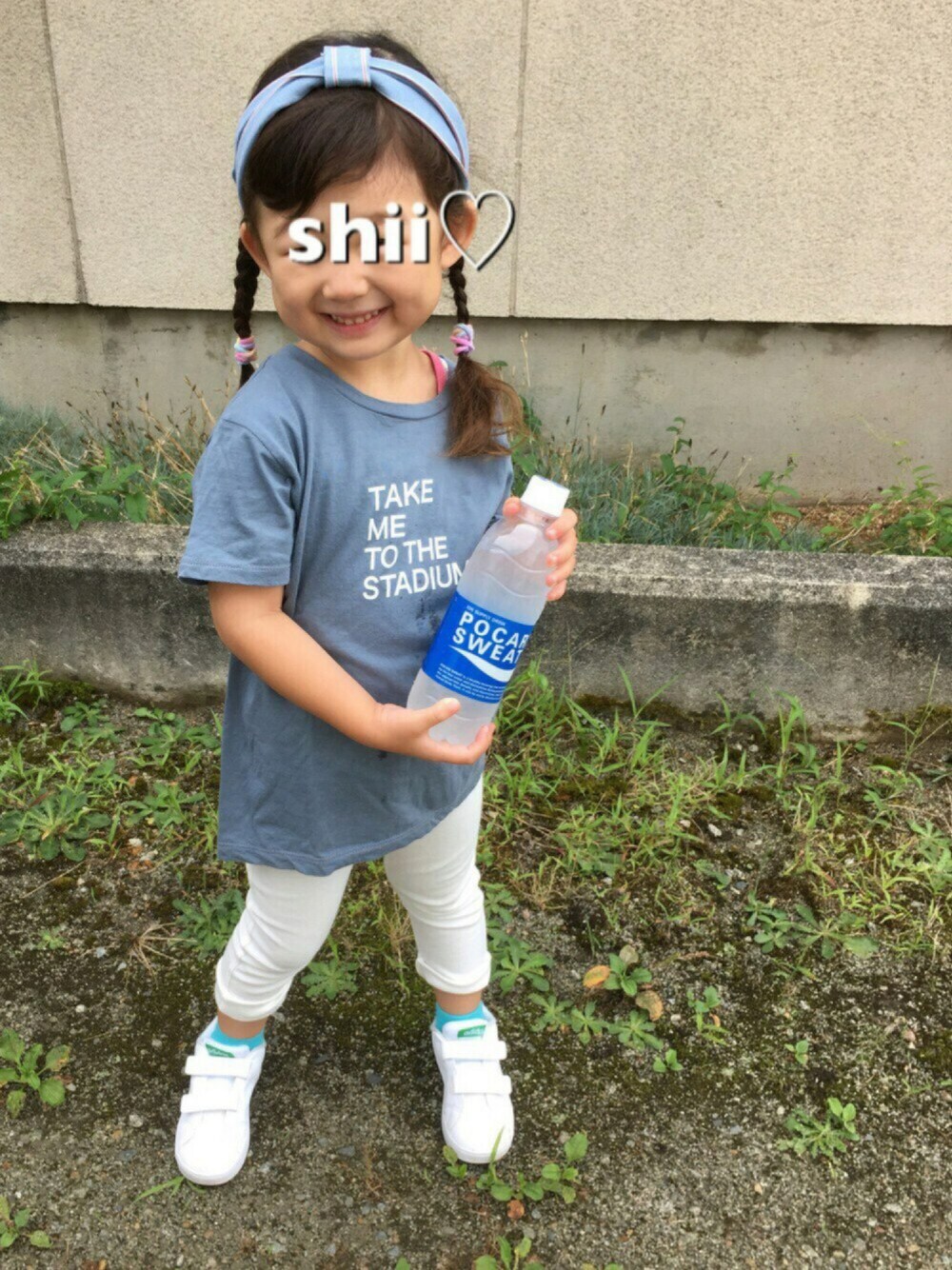 ブルー系のTシャツ/カットソー、ホワイト系のその他パンツ、ホワイト系のスニーカーを着用したキッズの夏コーディネートの1枚目の写真