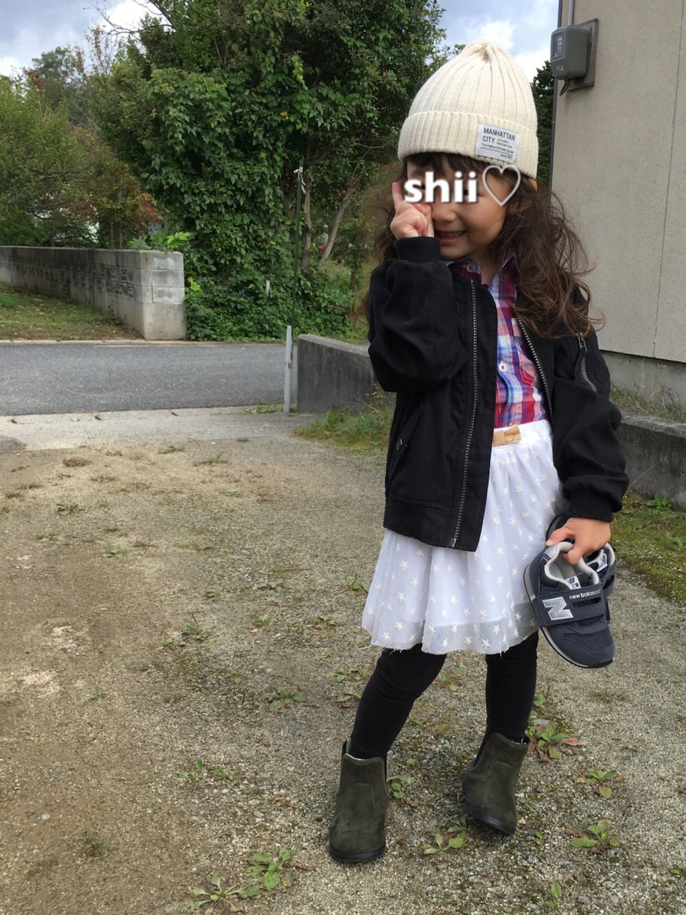 その他のシャツ/ブラウス、ブラック系のその他アウター、ホワイト系のスカートを着用したキッズの秋コーディネートの1枚目の写真