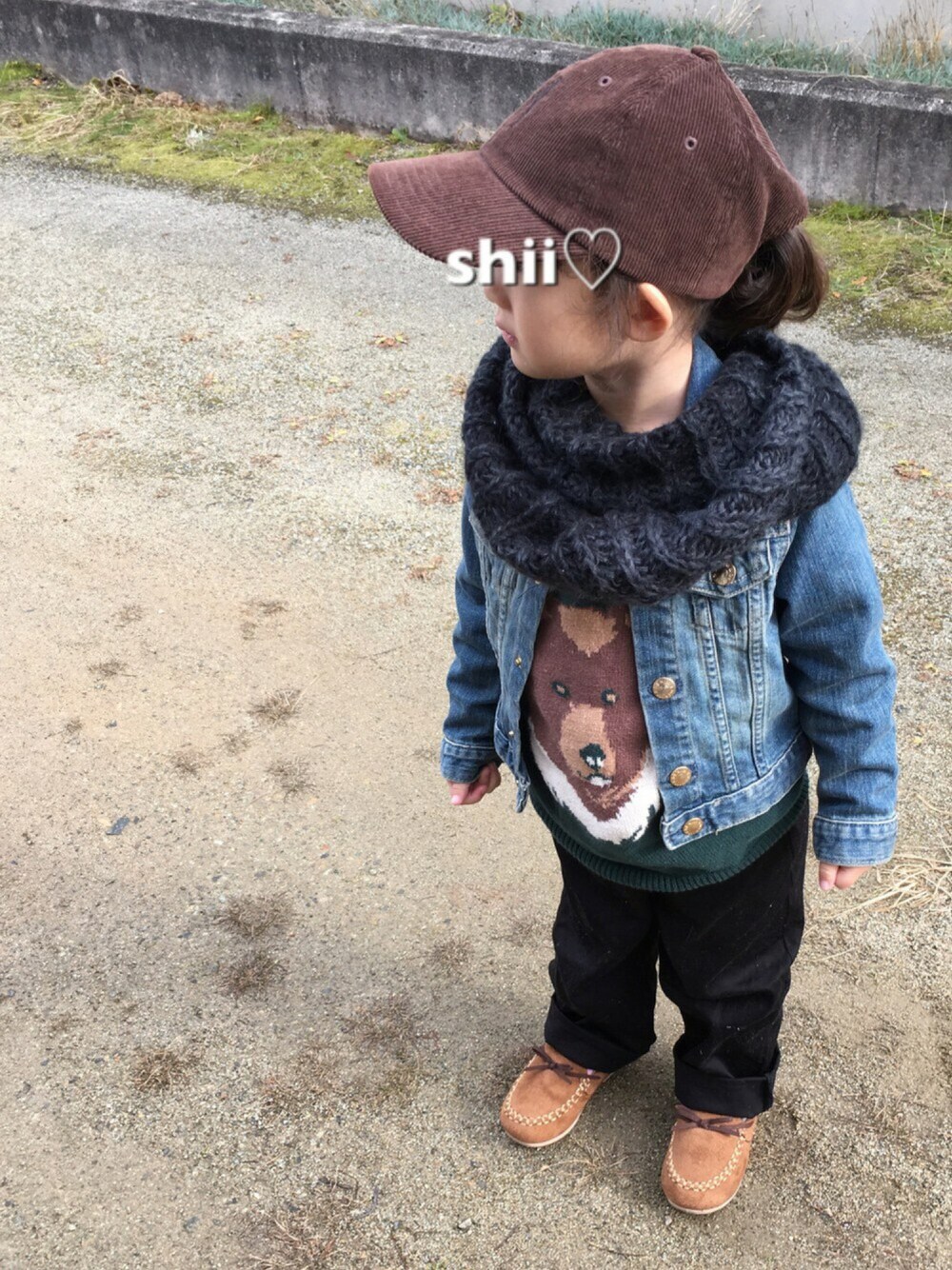 ブルー系のデニムジャケット、グリーン系のニット/セーター、ブラック系のその他パンツを着用したキッズの秋コーディネートの1枚目の写真