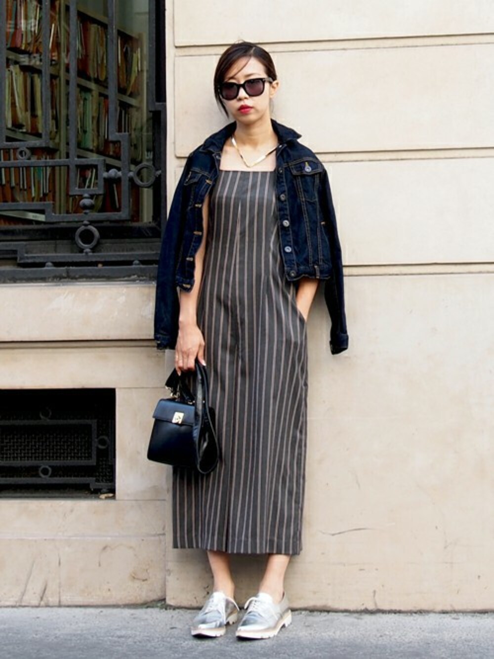 シルバー系のその他シューズ、グレー系のつなぎ/オールインワン、ブラック系のハンドバッグを着用したレディースの秋コーディネートの1枚目の写真