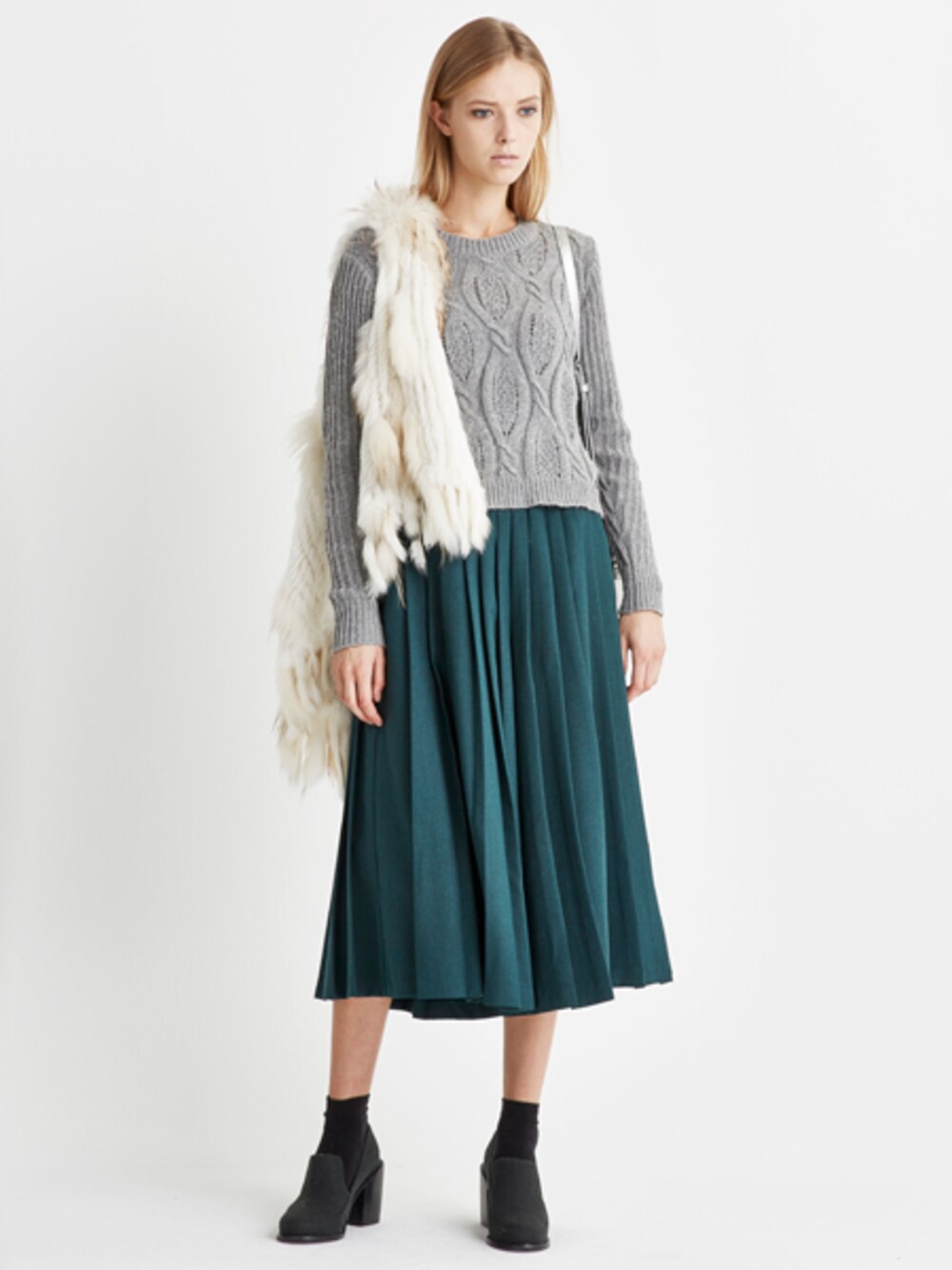 ブルー系のニット/セーター、グリーン系のその他パンツを着用したレディースの秋コーディネートの1枚目の写真