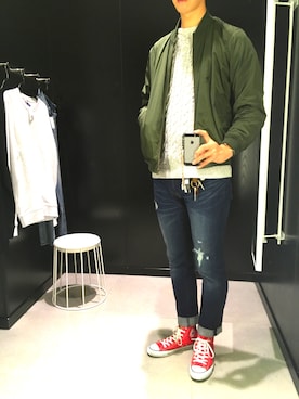 「CONVERSE（コンバース）のアイテム（スニーカー、レッド系）」を使った、Tさん（メンズ・188cm）の秋コーディネート