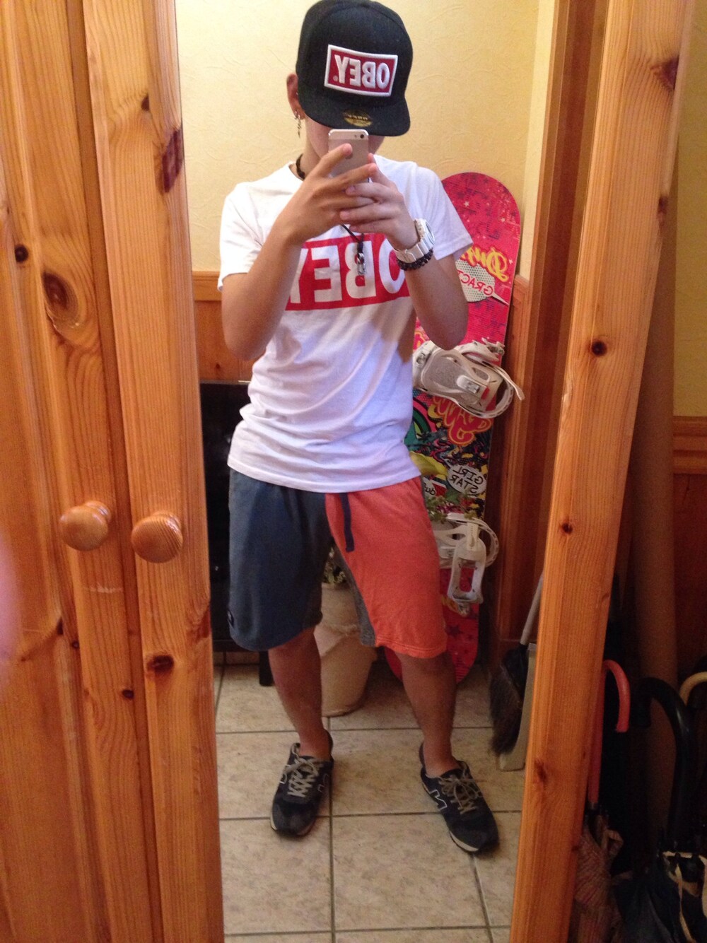 「ニューバランス、G-SHOCK、Abercombie&Fitch、gymmaster、ショーツ、OBEY」｜「OBEYのアイテム（Tシャツ/カットソー、ホワイト系）」を使った、Kaiさん（メンズ・165cm）の秋コーディネートの1枚目の写真