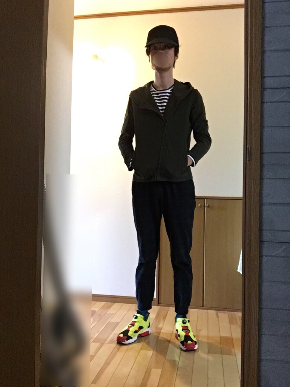 「クロップドパンツ、黒キャップ、ボーダー、パーカー、ライダースパーカー、スニーカー、ポンプフューリー」｜「ReebokのREEBOK INSTA PUMP FURY OG CITRON （スニーカー、イエロー系）」を使った、さかつさん（メンズ・184cm）の秋コーディネートの1枚目の写真