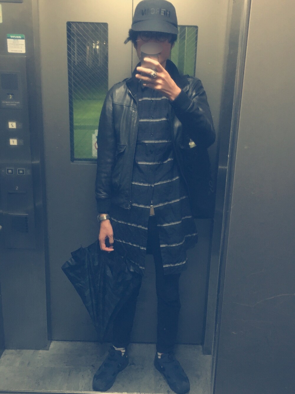 「革ジャン、ラムレザーライダース、ロングシャツ、ポンプフューリー、クロスキニー、ロールアップ、ﾏﾙﾒｶﾞﾈ、黒キャップ、キャップ、駅のエレベーター」｜「Reebokのポンプフューリーネイビー（スニーカー、ブルー系）」を使った、さかつさん（メンズ・184cm）の秋コーディネートの1枚目の写真