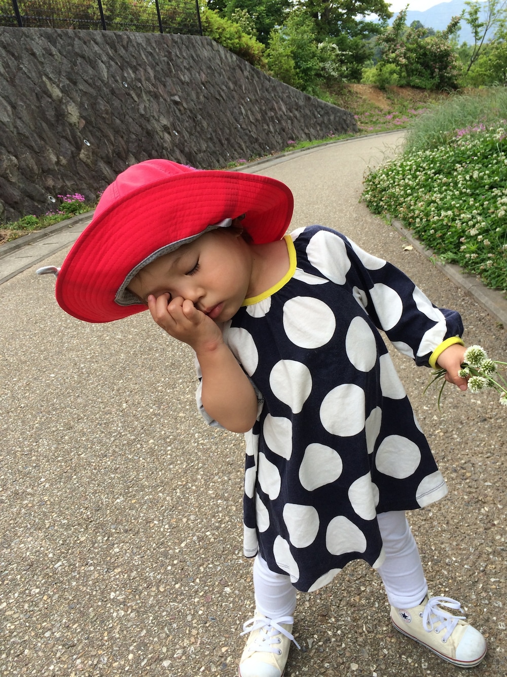 「converse、dress、GAP、old navy、白いスニーカー、dot」｜「CONVERSEのSneaker（スニーカー、ホワイト系）」を使った、junowaさん（キッズ・90cm）の夏コーディネートの1枚目の写真