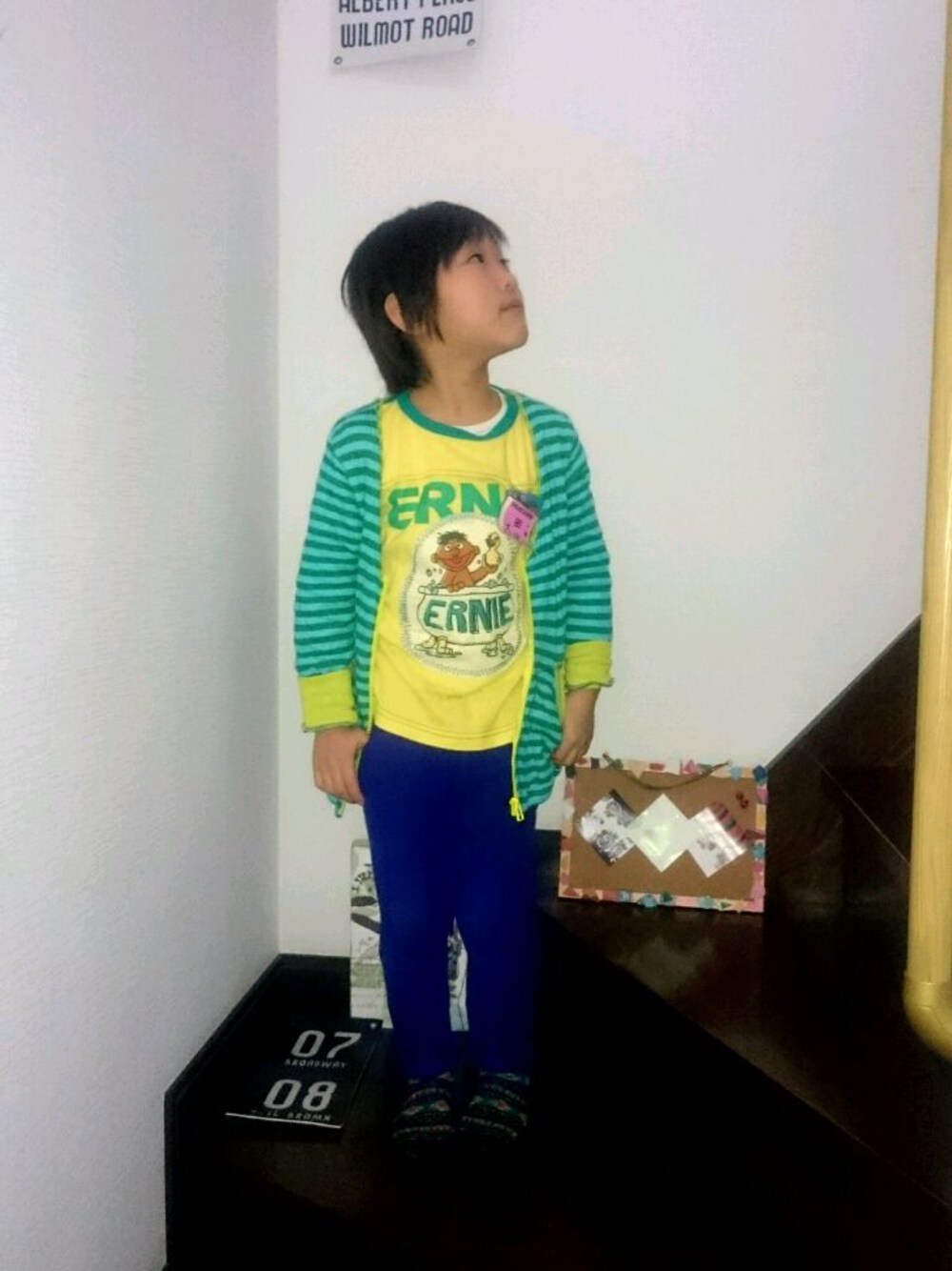 「学校私服、セサミ、ブーフーウー、春、ボーター、キッズコーデ、おとこのこ」｜「One deux booの七分袖TEE ERNIE KIDS（Tシャツ/カットソー、イエロー系）」を使った、とまとぴろこさん（キッズ・110cm）の冬コーディネートの1枚目の写真