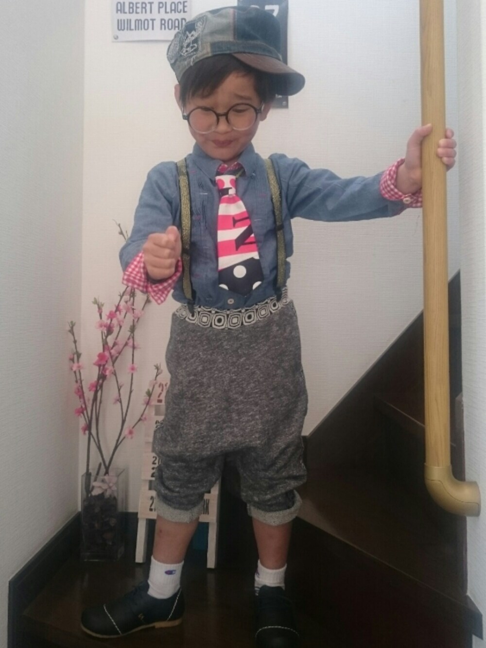 「スウェットパンツ、シャツスタイル、デニムシャツ、ネクタイ、ﾏﾙﾒｶﾞﾈ」｜「One deux booのアイテム（パンツ、ブラック系）」を使った、とまとぴろこさん（キッズ・110cm）の春コーディネートの1枚目の写真