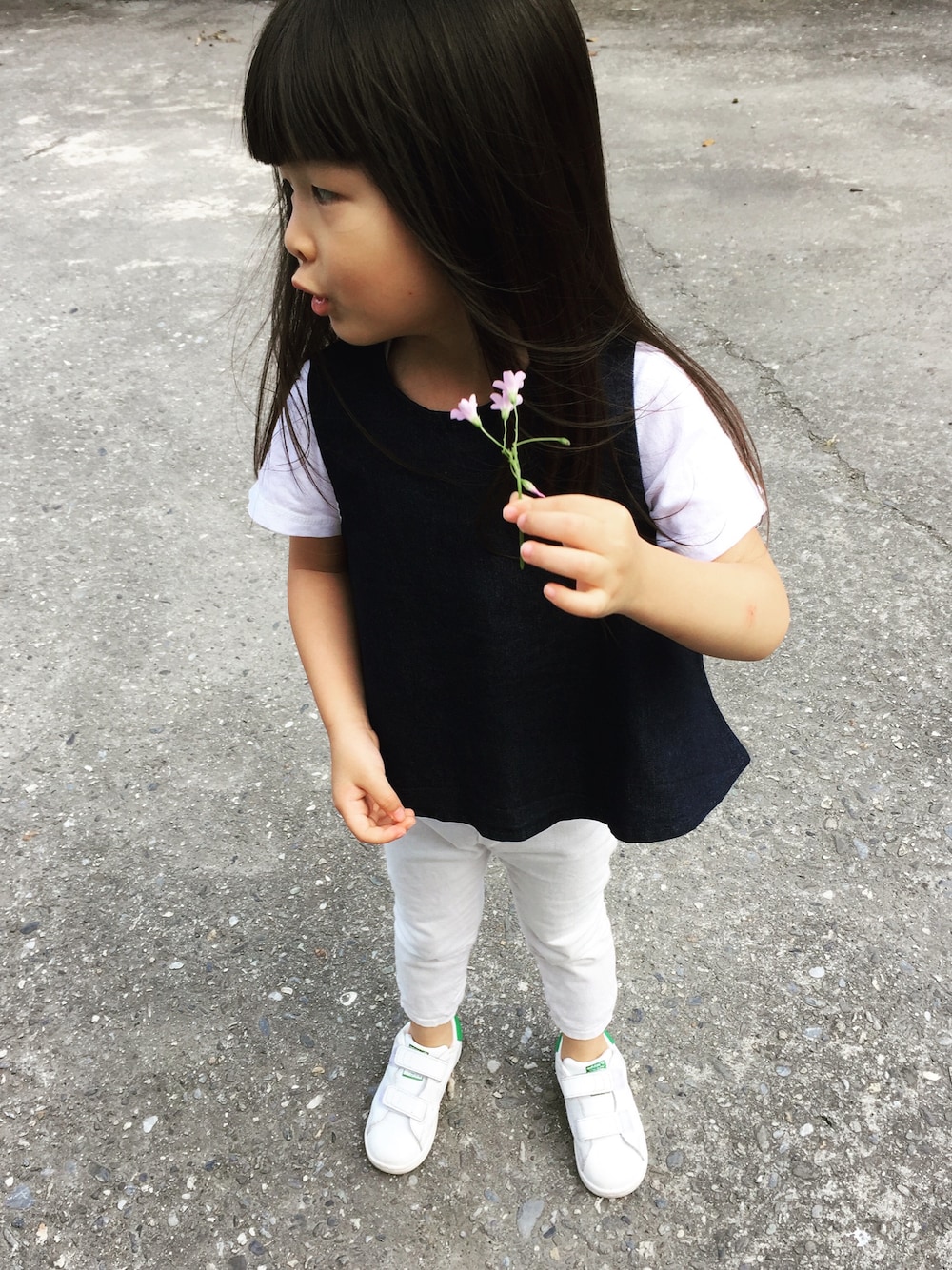 ホワイト系のスニーカーを着用したキッズの春コーディネートの1枚目の写真