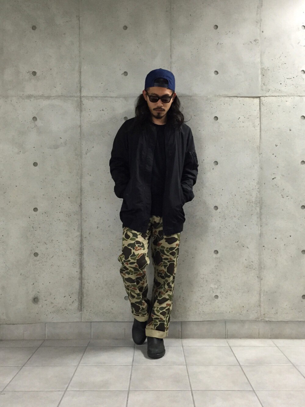 「春コーデ、ストリート、カモフラ、柄パンツ、キャップ、デニム、MA-1、黒」｜「BASECONTROLのデニムBBCAP（キャップ、ブルー系）」を使った、BASECONTROL STAFFさん（メンズ・175cm）の冬コーディネートの1枚目の写真