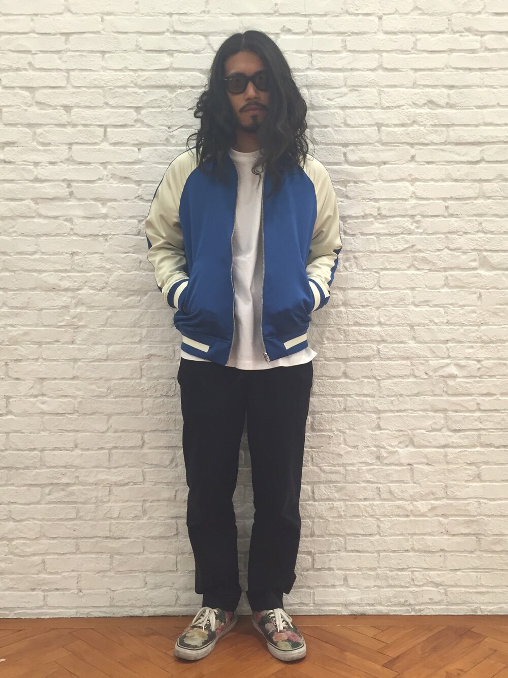 「スニーカー、supreme、シンプルコーデ、シンプル、ストリート、ブルー、白Tシャツ、春、春コーデ、カジュアル」｜「BASECONTROLのリバーシブルスカジャンブルゾン(MA-1タイプ)（ブルゾン、ブルー系）」を使った、BASECONTROL STAFFさん（メンズ・175cm）の冬コーディネートの1枚目の写真
