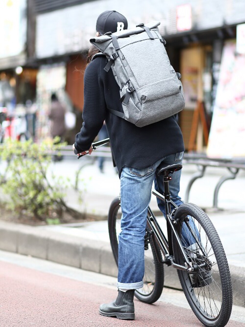 「ストリート、スポーツミックス、カジュアル、バックパック、リュック、キャップ、ニット、デニム、ブーツ、春」｜「BASECONTROLのスクエアロールリュック（バックパック/リュック、グレー系）」を使った、BASECONTROL STAFFさん（メンズ・175cm）の春コーディネートの1枚目の写真