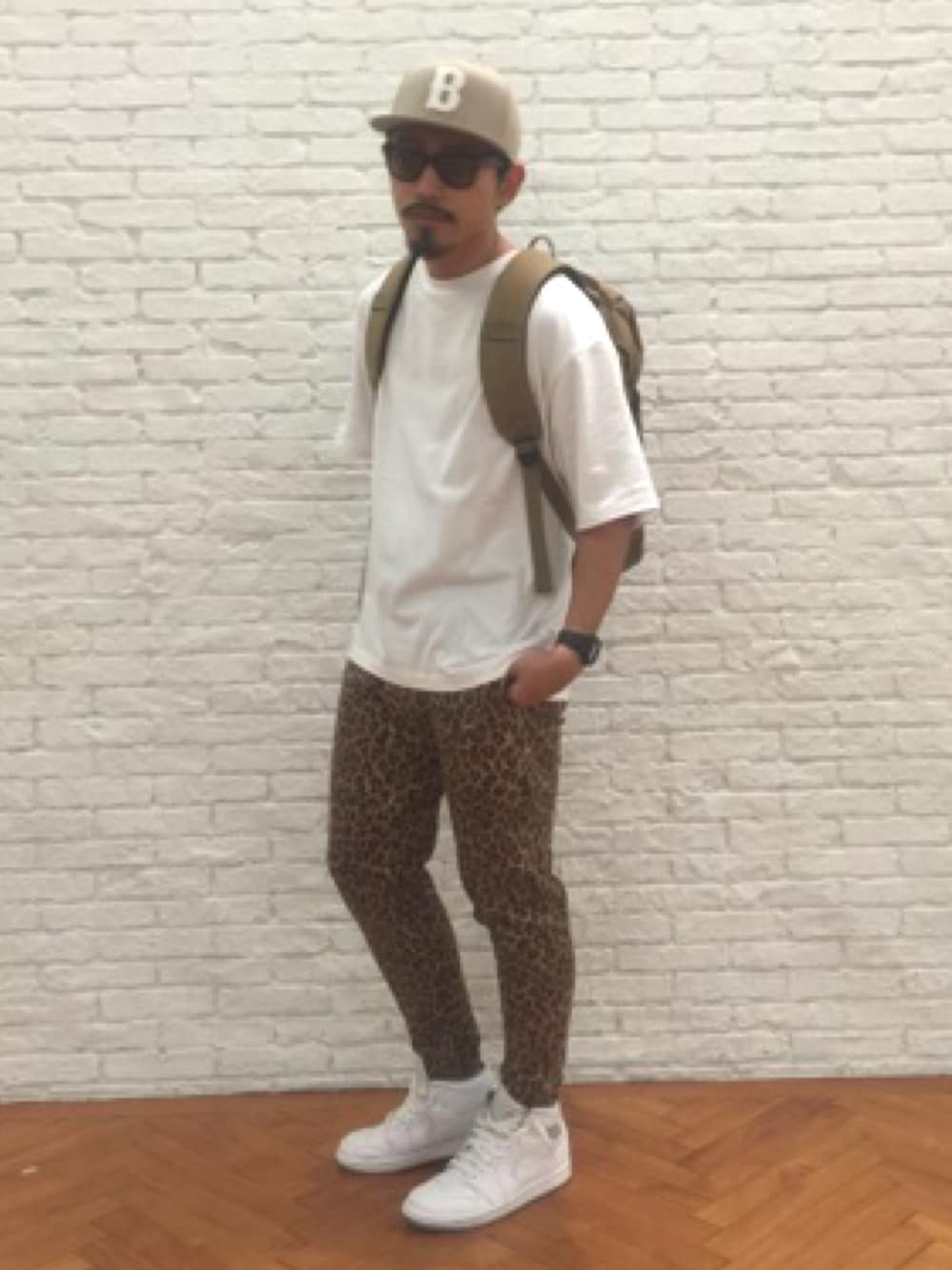「ストリート、キャップ、白Tシャツ、ビッグシルエット、スウェットパンツ、スニーカー、リュック、バックパック、カジュアル、カジュアルコーデ」｜「BASECONTROLのツイルBBCAP（キャップ、ベージュ系）」を使った、BASECONTROL STAFFさん（メンズ・175cm）の春コーディネートの1枚目の写真