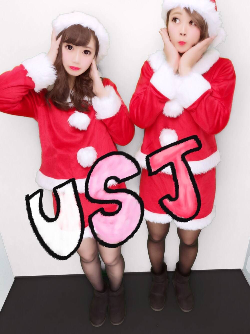 「USJ、おそろいコーデ、サンタコス、長袖×短パン、メリークリスマス」｜「ドン・キホーテのアイテム（その他、レッド系）」を使った、ミキさん（レディース・164cm）の冬コーディネートの1枚目の写真