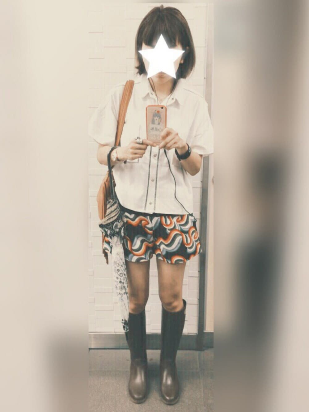 ホワイト系のシャツ/ブラウス、ブラウン系のショルダーバッグ、ブラウン系のレインシューズを着用したレディースの夏コーディネートの1枚目の写真