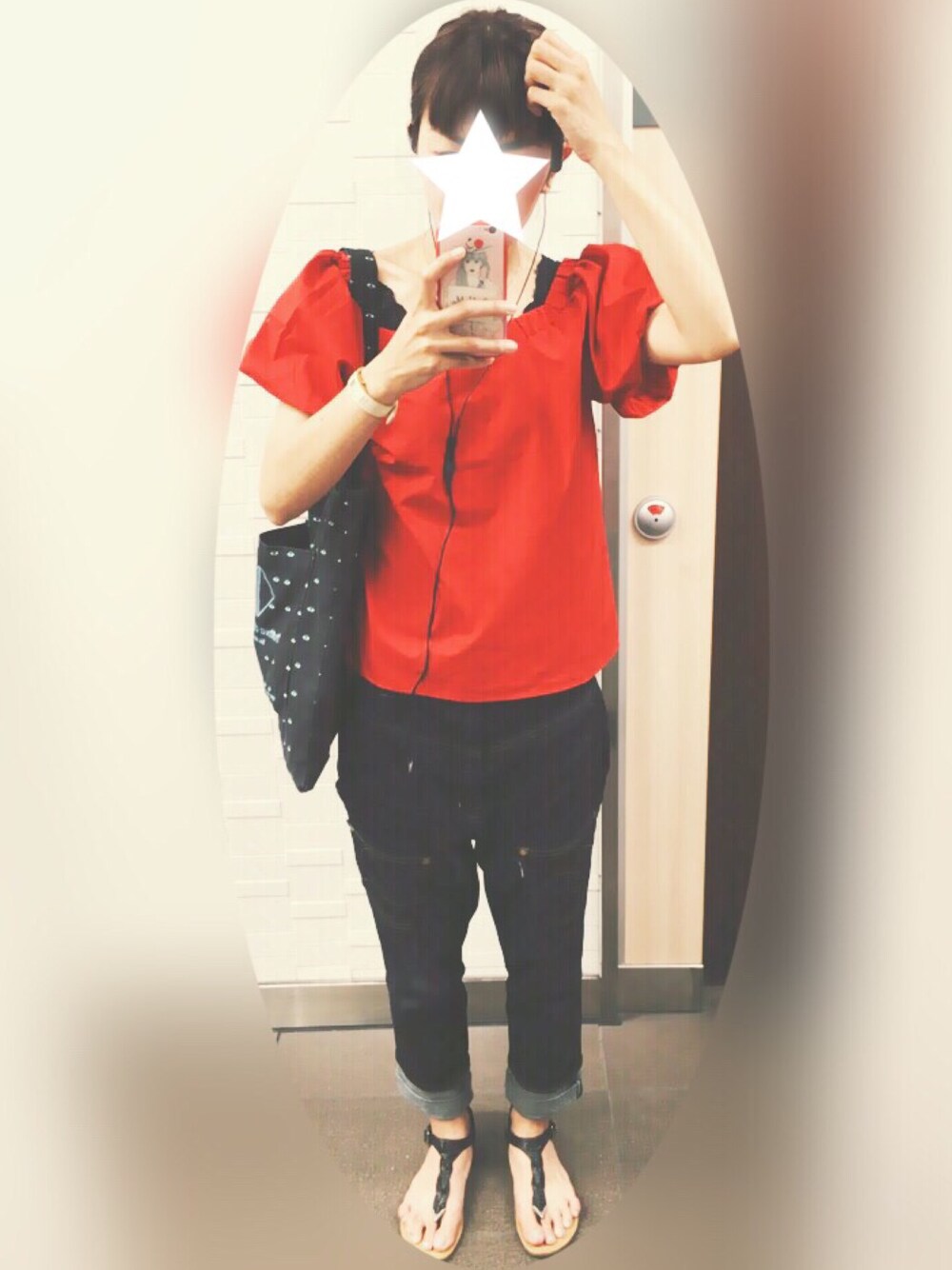 ブルー系のデニムパンツ、ブラック系のサンダル、ブラック系のトートバッグを着用したレディースの夏コーディネートの1枚目の写真