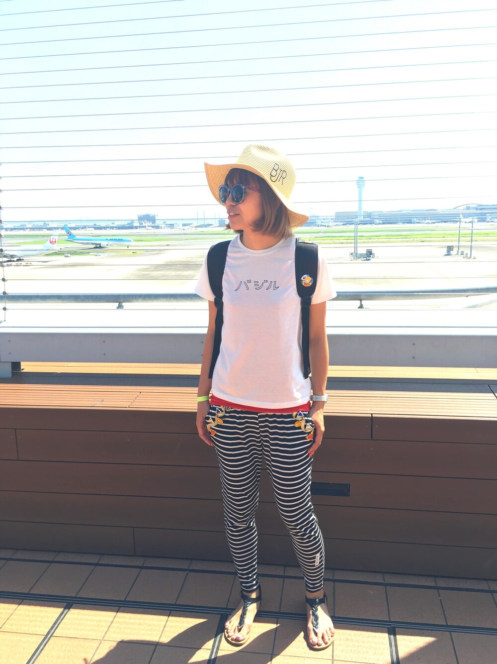 ブラック系のバックパック/リュック、ホワイト系のTシャツ/カットソー、ブラック系のその他パンツを着用したレディースの夏コーディネートの1枚目の写真