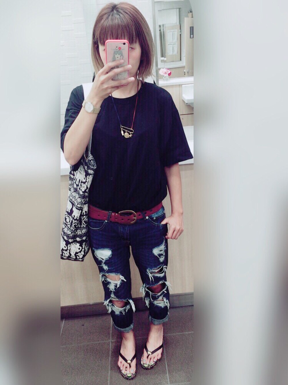 ブラック系のTシャツ/カットソー、ブルー系のデニムパンツ、ブラック系のトートバッグを着用したレディースの夏コーディネートの1枚目の写真