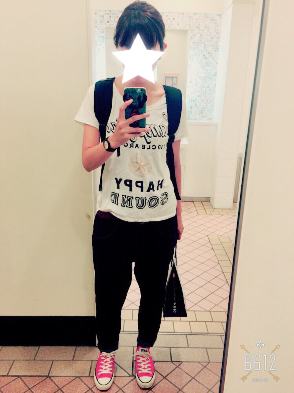 ブラック系のバックパック/リュック、ブルー系のデニムパンツ、レッド系のスニーカーを着用したレディースの夏コーディネートの1枚目の写真