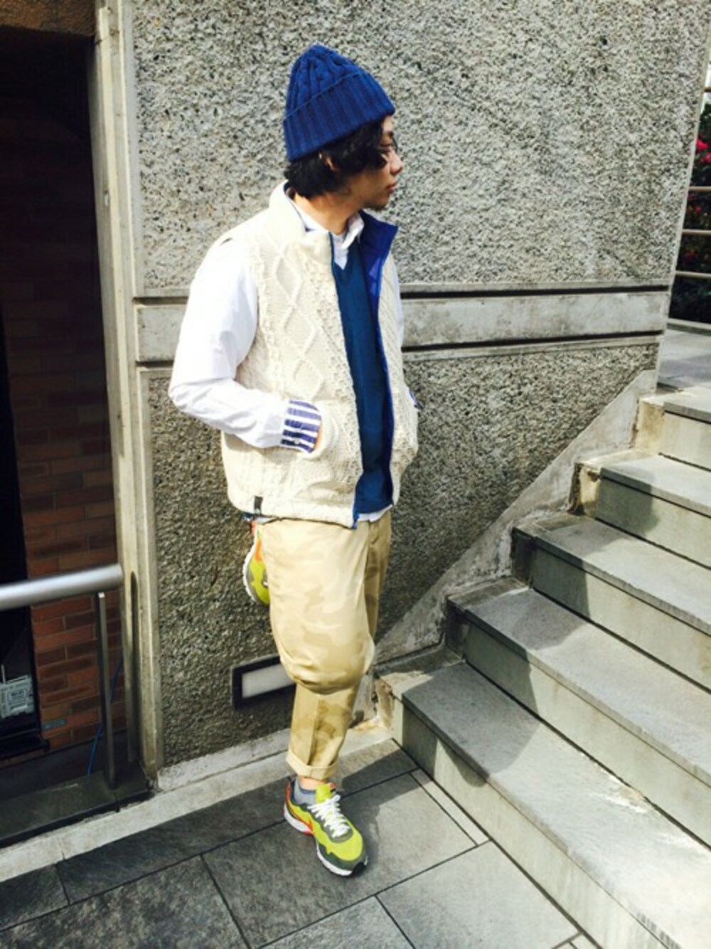 その他のチノパンツ、ブルー系のニット/セーター、ブルー系のニットキャップ/ビーニーを着用したメンズの冬コーディネートの1枚目の写真