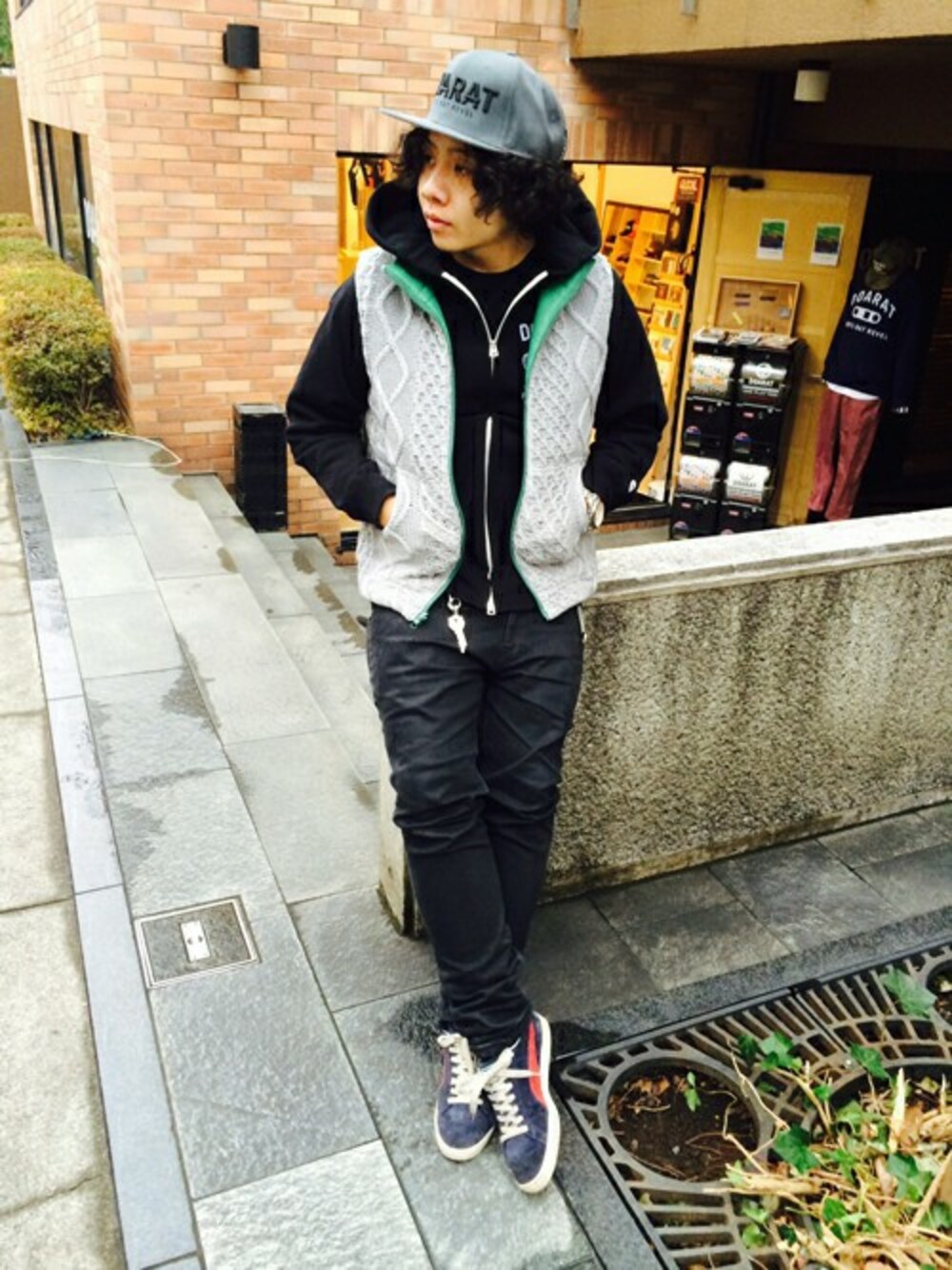 「ストリート、PUMA、スナップバック」｜「DOARATのUMBRO JUNGLE LIFE T（Tシャツ/カットソー、その他）」を使った、Shu Sasakiさん（メンズ・180cm）の春コーディネートの1枚目の写真