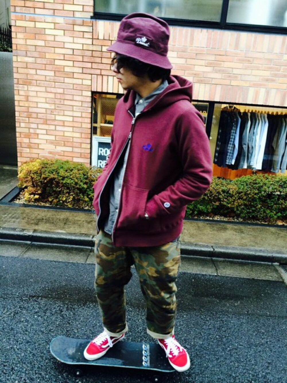 「ストリート、スケーター、VANSのスニーカー」｜「DOARATの9/10 LENGTH COLOR PANTS（チノパンツ、その他）」を使った、Shu Sasakiさん（メンズ・180cm）の春コーディネートの1枚目の写真