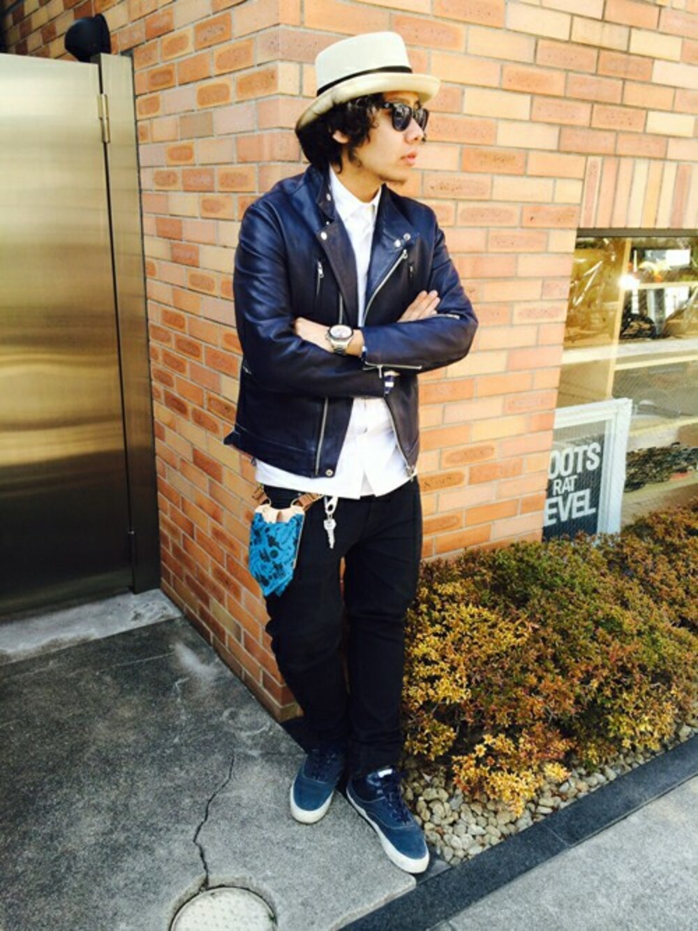 「シャツ、ライダース、ハット」｜「DOARATのSTRETCH SLIM DENIM PANTS（その他パンツ、ブラック系）」を使った、Shu Sasakiさん（メンズ・180cm）の春コーディネートの1枚目の写真