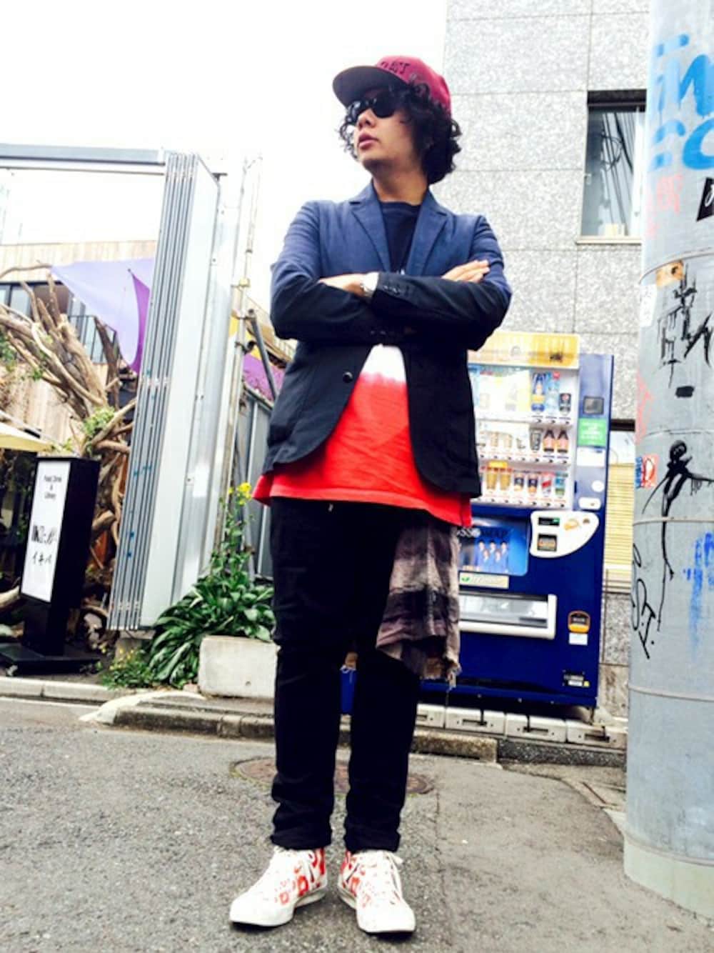 「サングラス、スリムパンツ、腰巻きスタイル」｜「DOARATのBICOLOR TAILORED JACKET（テーラードジャケット、ブルー系）」を使った、Shu Sasakiさん（メンズ・180cm）の春コーディネートの1枚目の写真