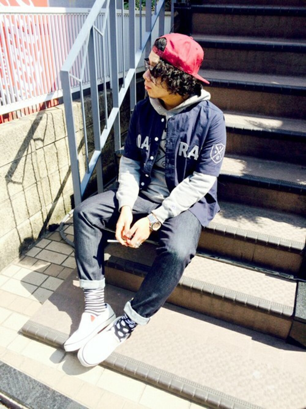 「ロゴスウェット、ラインソックス、ハイテクスニーカー」｜「DOARATのBASEBALL SHIRT 2（シャツ/ブラウス、ブルー系）」を使った、Shu Sasakiさん（メンズ・180cm）の春コーディネートの1枚目の写真