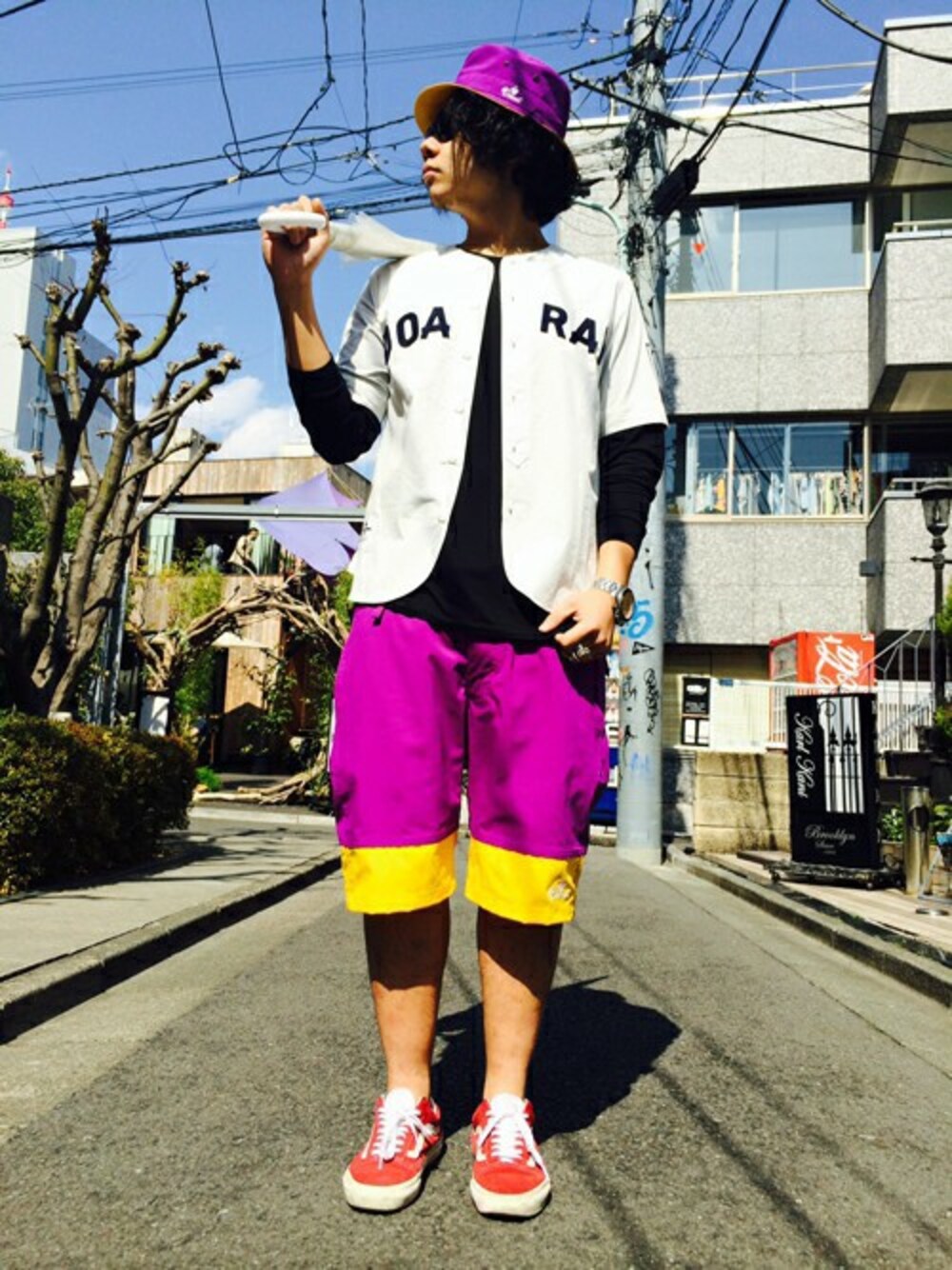 「VANS、カラーパンツ、バイカラー」｜「DOARATのWATERPROOF 2TONE SHORTS（カーゴパンツ、パープル系）」を使った、Shu Sasakiさん（メンズ・180cm）の春コーディネートの1枚目の写真