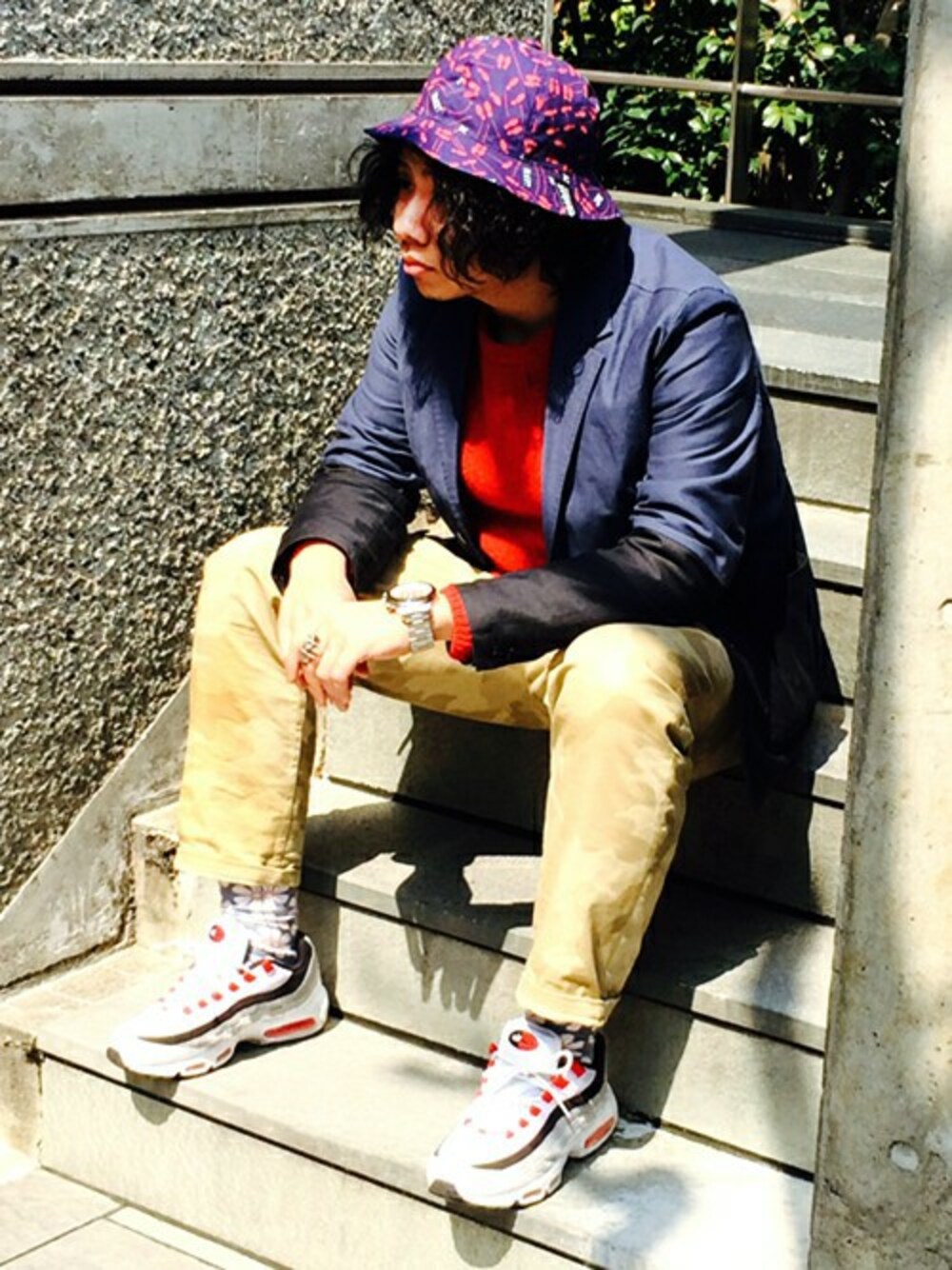 「バイカラー、靴下チラ見せ、airmax」｜「DOARATのBICOLOR TAILORED JACKET（テーラードジャケット、ブルー系）」を使った、Shu Sasakiさん（メンズ・180cm）の春コーディネートの1枚目の写真