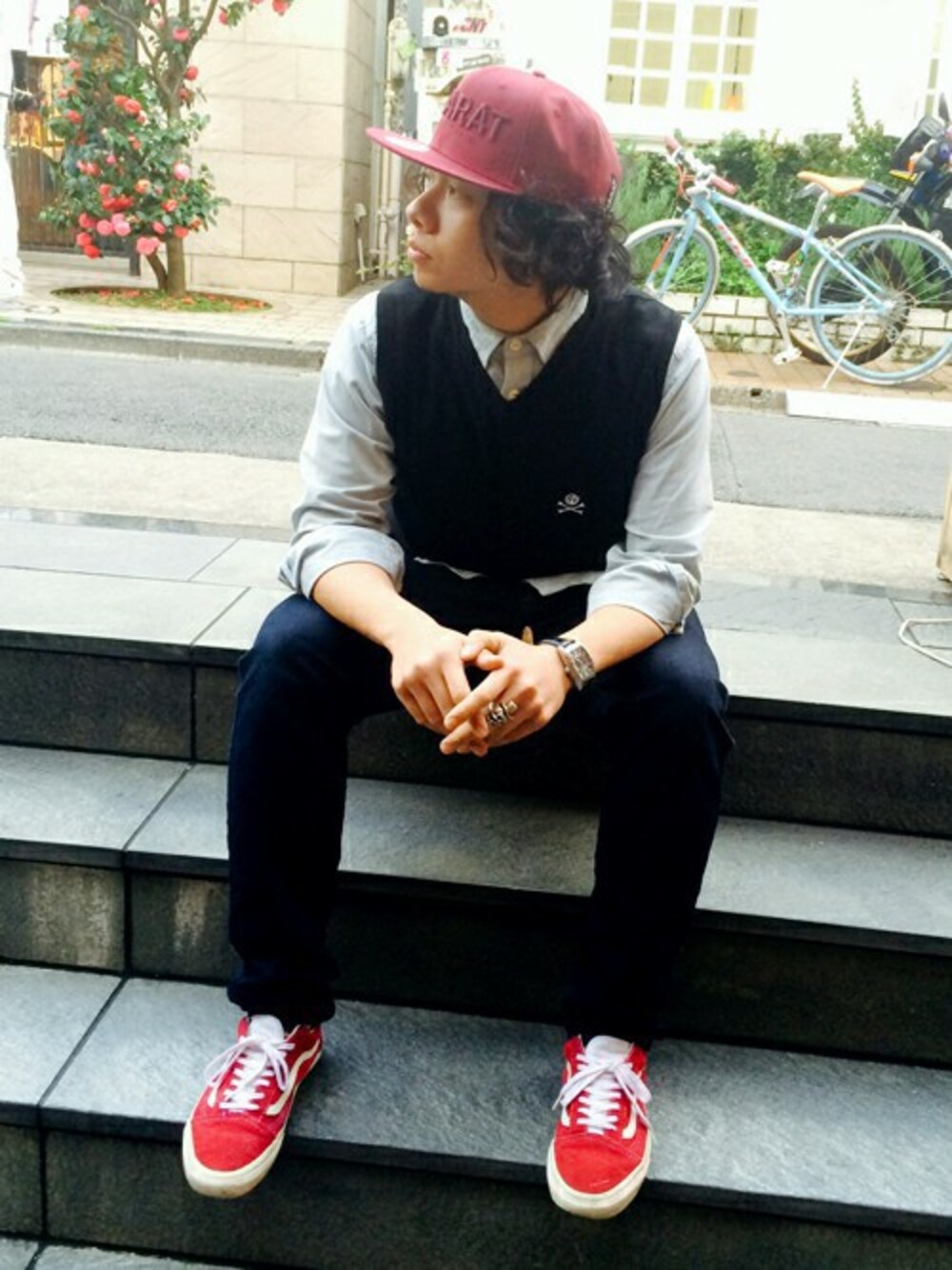 「プレッピー、Vネック、VANSスニーカー」｜「DOARATのHIGH GAUGE V NECK KNIT VEST（ニット/セーター、ブラック系）」を使った、Shu Sasakiさん（メンズ・180cm）の春コーディネートの1枚目の写真