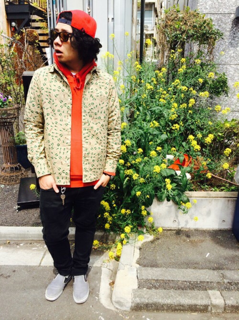 「柄シャツ、ストリート、ピクニック」｜「DOARATのdo STEP SHIRT（シャツ/ブラウス、ベージュ系）」を使った、Shu Sasakiさん（メンズ・180cm）の春コーディネートの1枚目の写真