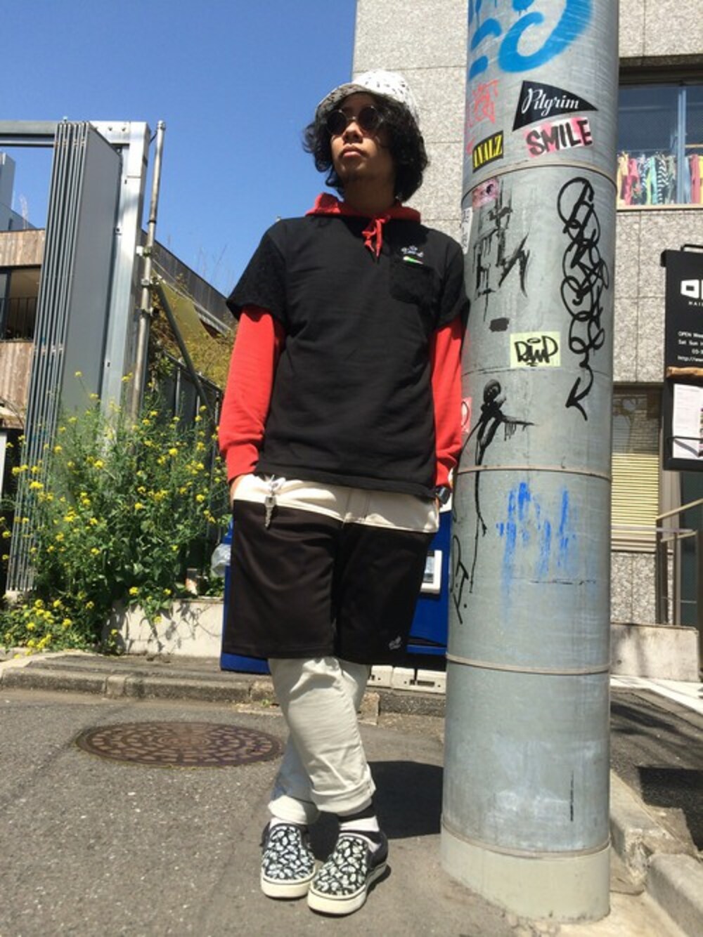 「ハット、ラインソックス、ホワイトパンツ」｜「DOARATのKNIT POCKET CUT（Tシャツ/カットソー、ブラック系）」を使った、Shu Sasakiさん（メンズ・180cm）の春コーディネートの1枚目の写真