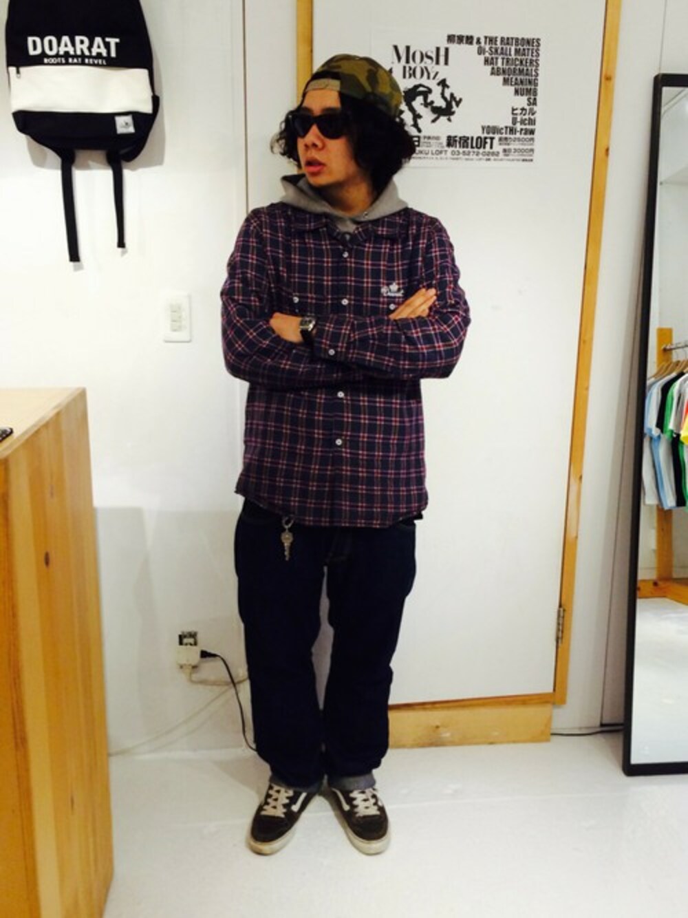 「カモフラ、スケーター、シャツオンパーカー」｜「DOARATのSELVEDGE DENIM PANTS（デニムパンツ、ブルー系）」を使った、Shu Sasakiさん（メンズ・180cm）の春コーディネートの1枚目の写真