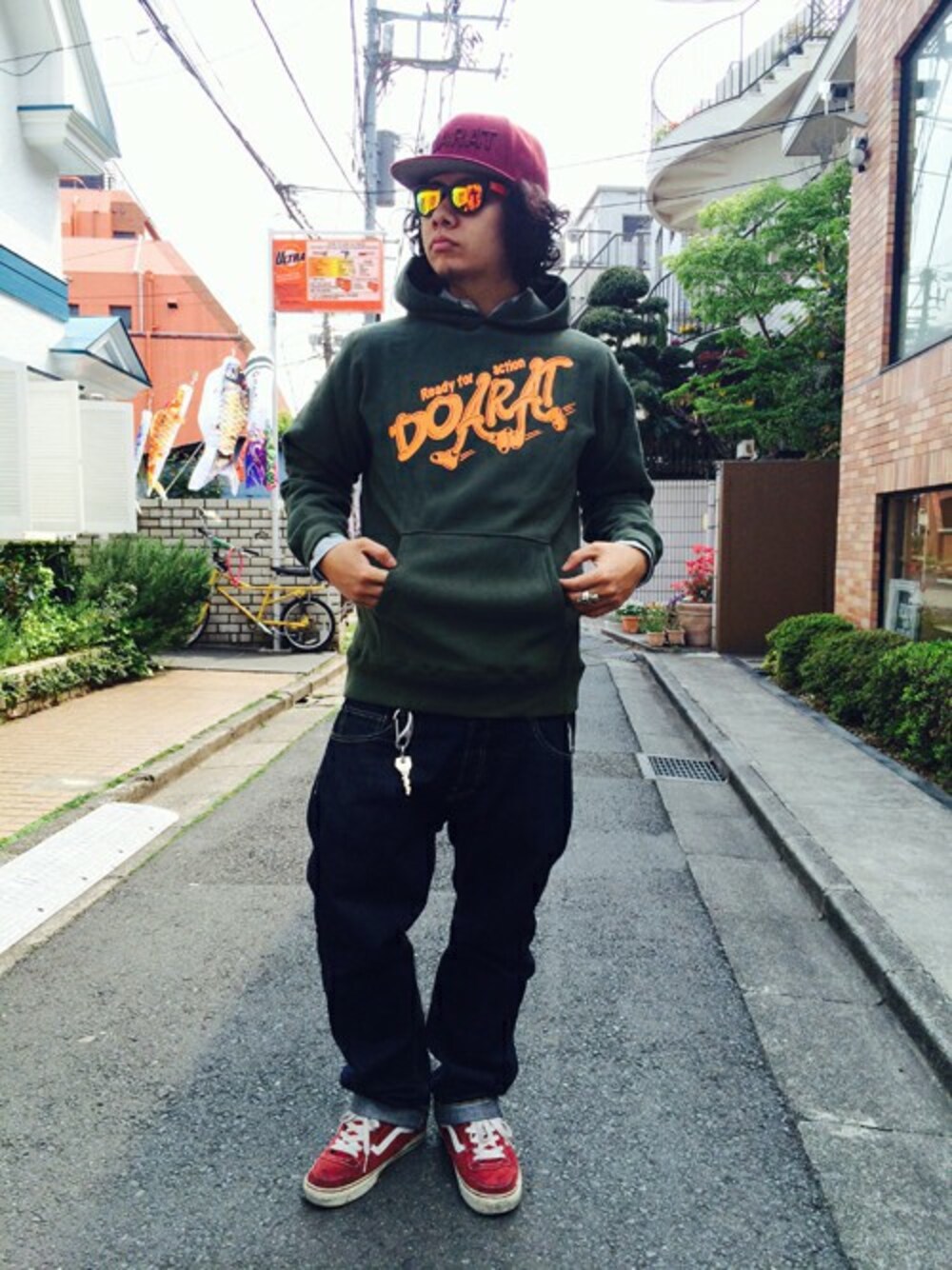 「ストリート、原宿、蛍光カラー」｜「DOARATのSELVEDGE DENIM PANTS（デニムパンツ、ブルー系）」を使った、Shu Sasakiさん（メンズ・180cm）の春コーディネートの1枚目の写真