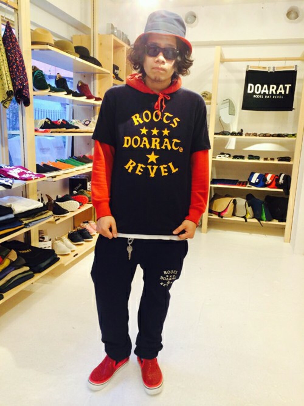 「スリッポン、青×赤、シルバーアクセサリー」｜「DOARATのSTAR T（Tシャツ/カットソー、ブラック系）」を使った、Shu Sasakiさん（メンズ・180cm）の春コーディネートの1枚目の写真