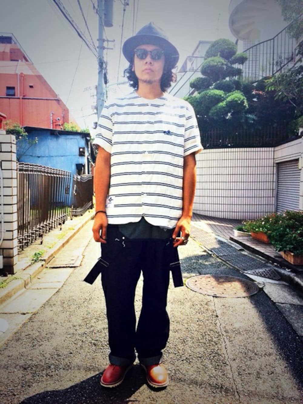 「ボーダー、オーバーオール、サングラス、ポケットＴシャツ、麦わら帽子」｜「DOARATのKNIT POCKET CUT（Tシャツ/カットソー、グレー系）」を使った、Shu Sasakiさん（メンズ・180cm）の夏コーディネートの1枚目の写真