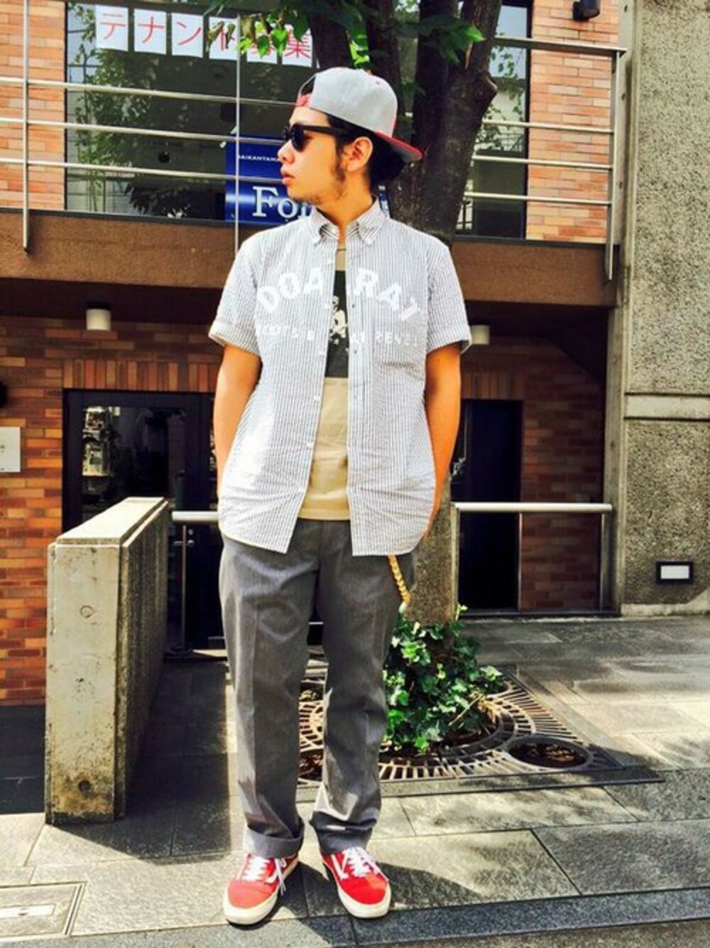 「VANS、グレー、サングラス、赤、ストライプ、ベースボールキャップ、ストライプシャツ、ワークパンツ」｜「DOARATのHEATHERED SNAPBACK CAP（キャップ、レッド系）」を使った、Shu Sasakiさん（メンズ・180cm）の夏コーディネートの1枚目の写真