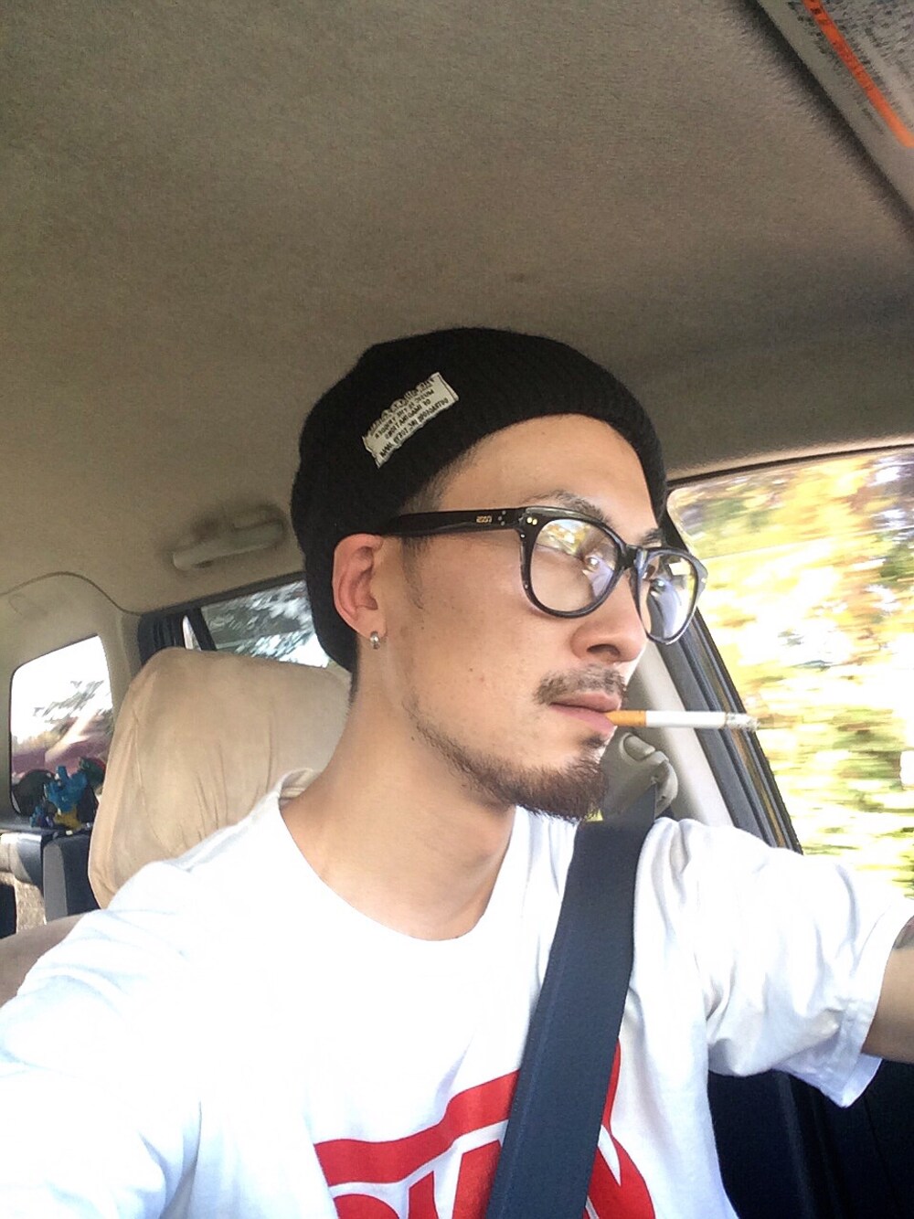 「ドライブ、めがね、タバコ、車」｜「STANDARD CALIFORNIAのアイテム（Tシャツ/カットソー、ホワイト系）」を使った、けいちさん（メンズ・174cm）の秋コーディネートの1枚目の写真