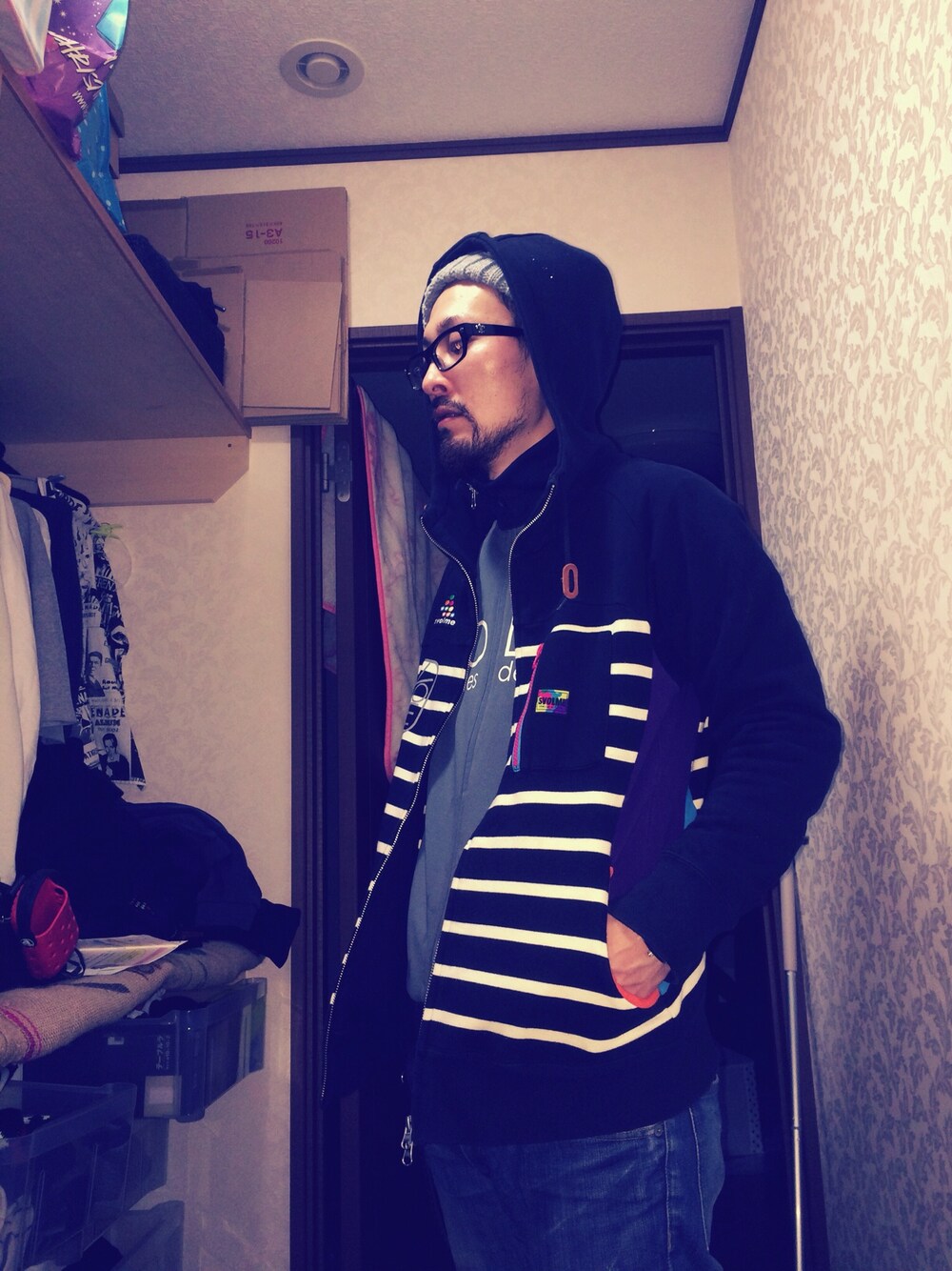 「部屋撮り、クロムハーツ、メガネ男子、ニット帽、ジャージ、パーカー、フードは被るもの」｜「スボルメのアイテム（パーカー、ブラック系）」を使った、けいちさん（メンズ・174cm）の冬コーディネートの1枚目の写真