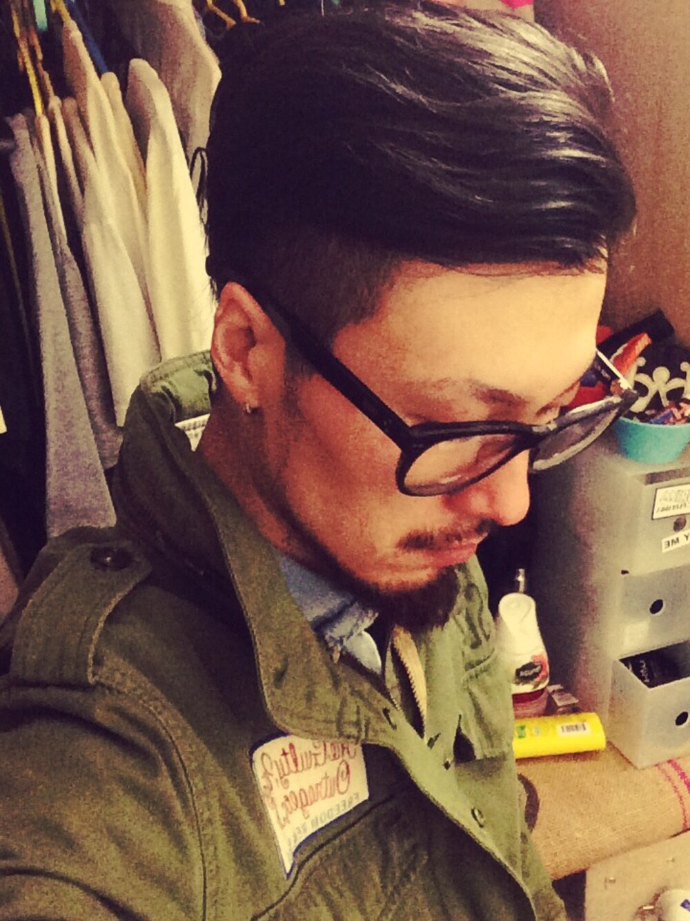 「ワコマリア、メガネ男子、レゲエ」｜「WACKO MARIAのM-65JKT(GOD BLESS YOU MARIA)（ミリタリージャケット、グリーン系）」を使った、けいちさん（メンズ・174cm）の春コーディネートの1枚目の写真