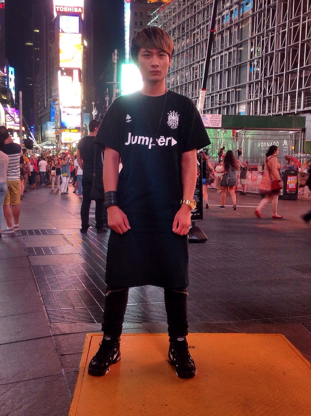「Time Square、NEW YORK」｜「アイテム（Tシャツ/カットソー、ブラック系）」を使った、buzzさん（メンズ・175cm）の秋コーディネートの1枚目の写真