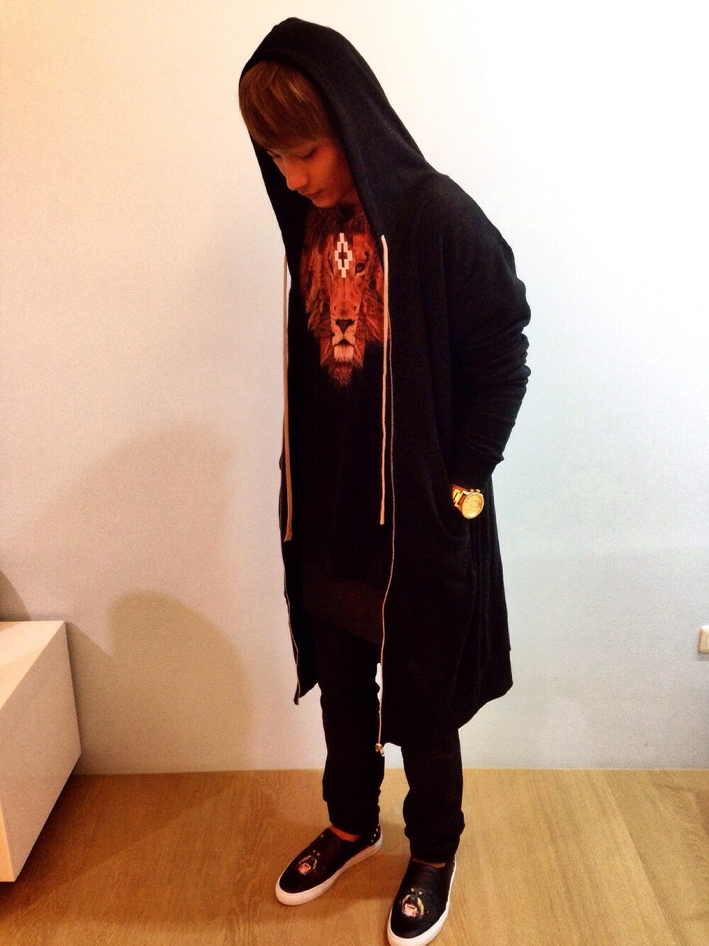 「street、GIVENCHY」｜「MARCELO BURLONのアイテム（Tシャツ/カットソー、ブラック系）」を使った、buzzさん（メンズ・175cm）の秋コーディネートの1枚目の写真