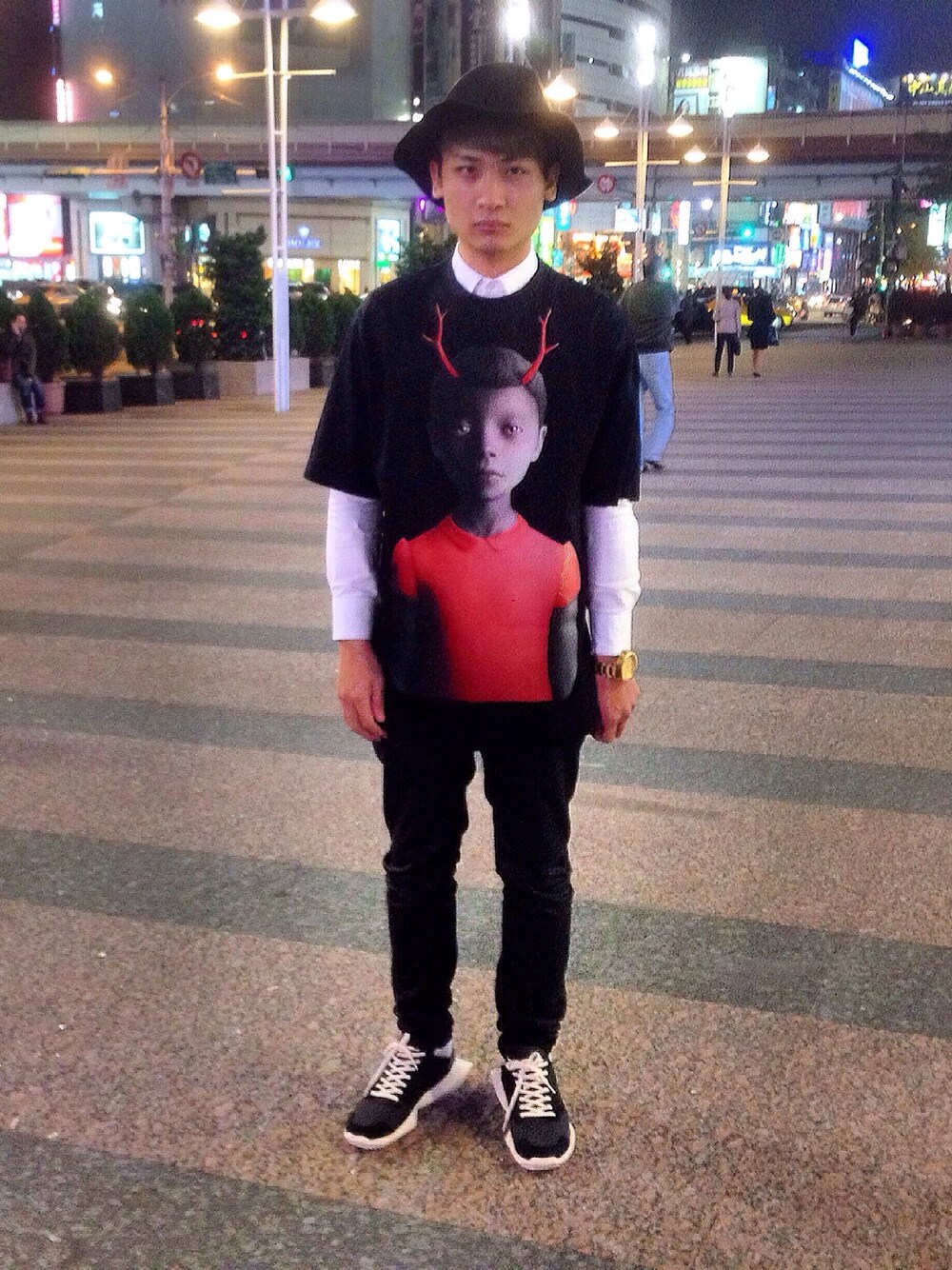 「TAIPEI」｜「JUUN.Jのアイテム（Tシャツ/カットソー、ブラック系）」を使った、buzzさん（メンズ・175cm）の冬コーディネートの1枚目の写真