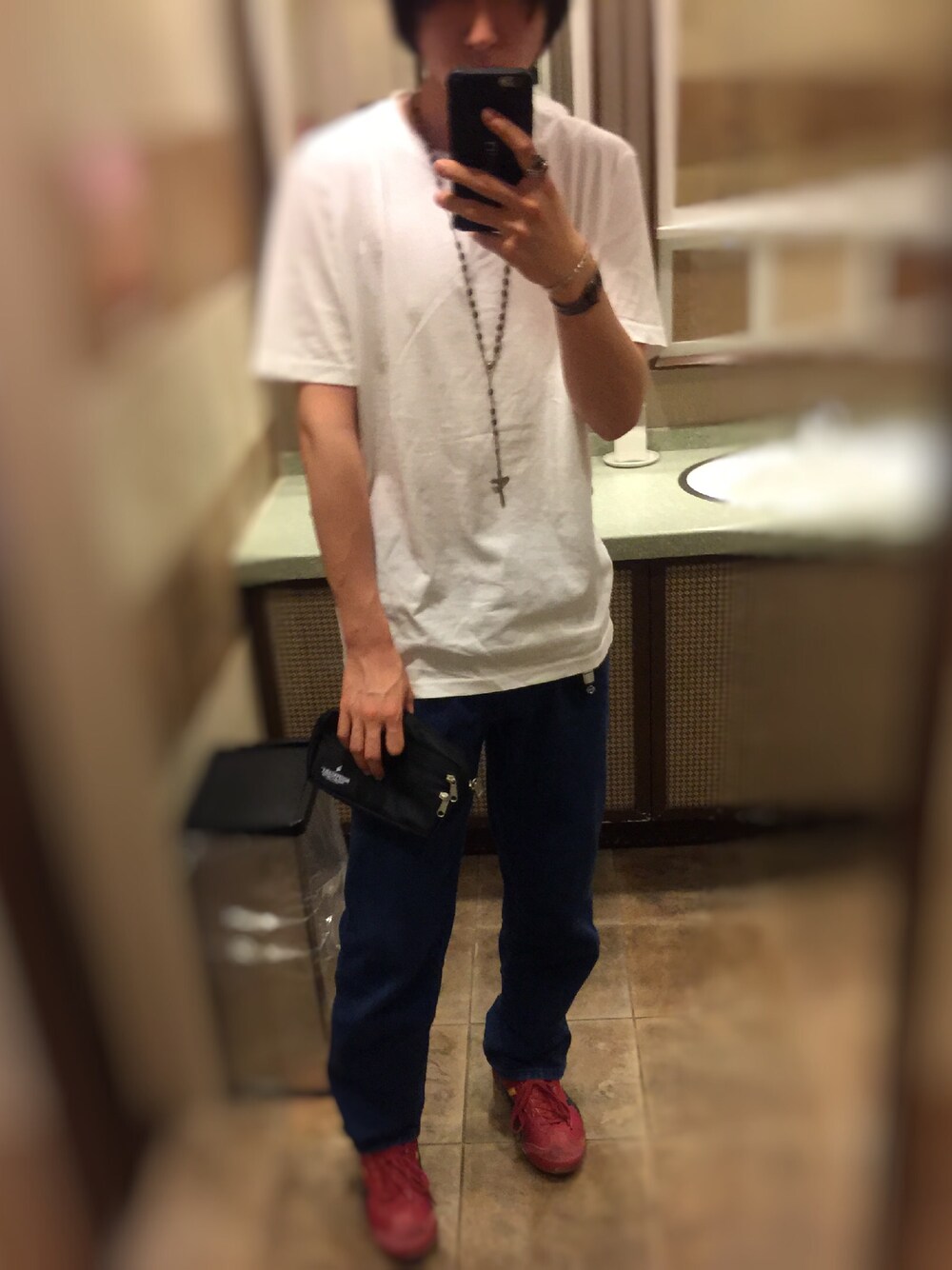 「シンプル、アクセサリー、ZOZO夏セール2015、ユニクロ、Wrangler、Onitsuka Tiger、白Tシャツ、デニムパンツ、赤スニーカー、古着MIX」｜「VINTAGEのアイテム（バングル/リストバンド、レッド系）」を使った、ジマさん（メンズ・177cm）の夏コーディネートの1枚目の写真
