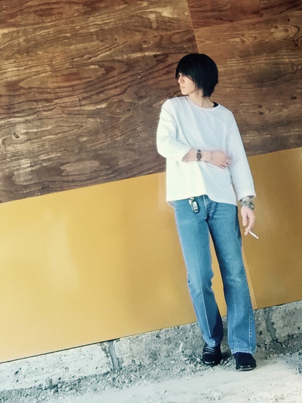 「古着、シンプル、バングル、ホワイト、デニム、フレアデニム、レザーシューズ、vintage、秋のコーデ」｜「Levi'sのアイテム（デニムパンツ、ブルー系）」を使った、ジマさん（メンズ・177cm）の秋コーディネートの1枚目の写真