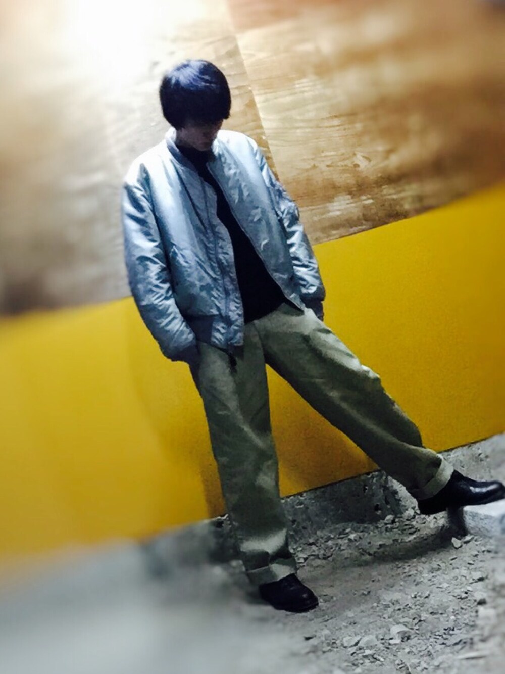 「古着、MA-1、ワイドパンツ、サーマル、スニーカー、Polo Ralph Lauren、ブラック、シンプル、秋冬」｜「VINTAGEのアイテム（ミリタリージャケット、シルバー系）」を使った、ジマさん（メンズ・177cm）の秋コーディネートの1枚目の写真